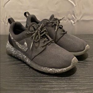 Rarely worn custom Women’s Nike Roshe’s size 6.5